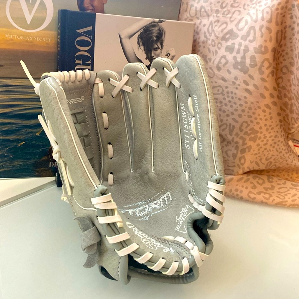 Softball mitt 🥎